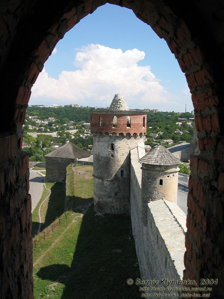 Каменец-Подольский. Фото. Старый Замок. Комендантская (малая, ближе) и Лянцкоронская (большая, дальше) башни.