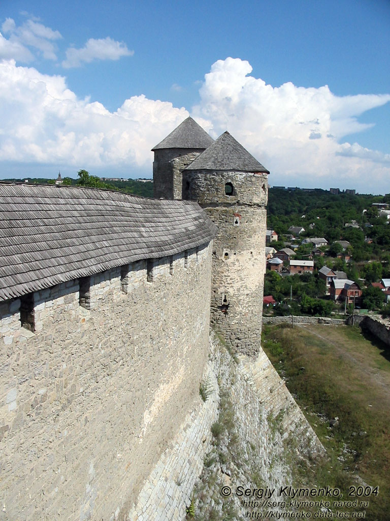 Каменец-Подольский. Фото. Старый Замок. Башня Колпак, за ней - Папская (Кармелюка) башня.