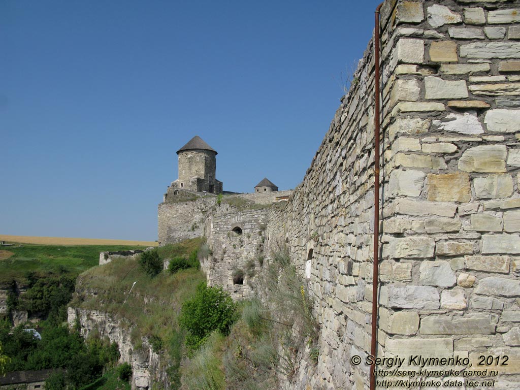 Каменец-Подольский. Фото. Вид вдоль юго-восточной стены на остатки бастиона Св. Анны и Папскую (Кармалюка) башню.