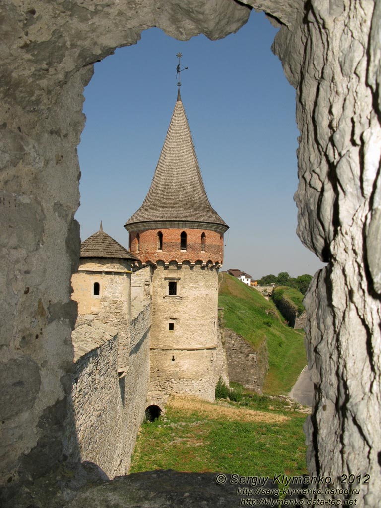 Каменец-Подольский. Фото. Старый Замок. Комендантская (малая, ближе) и Рожанка (большая, дальше) башни.