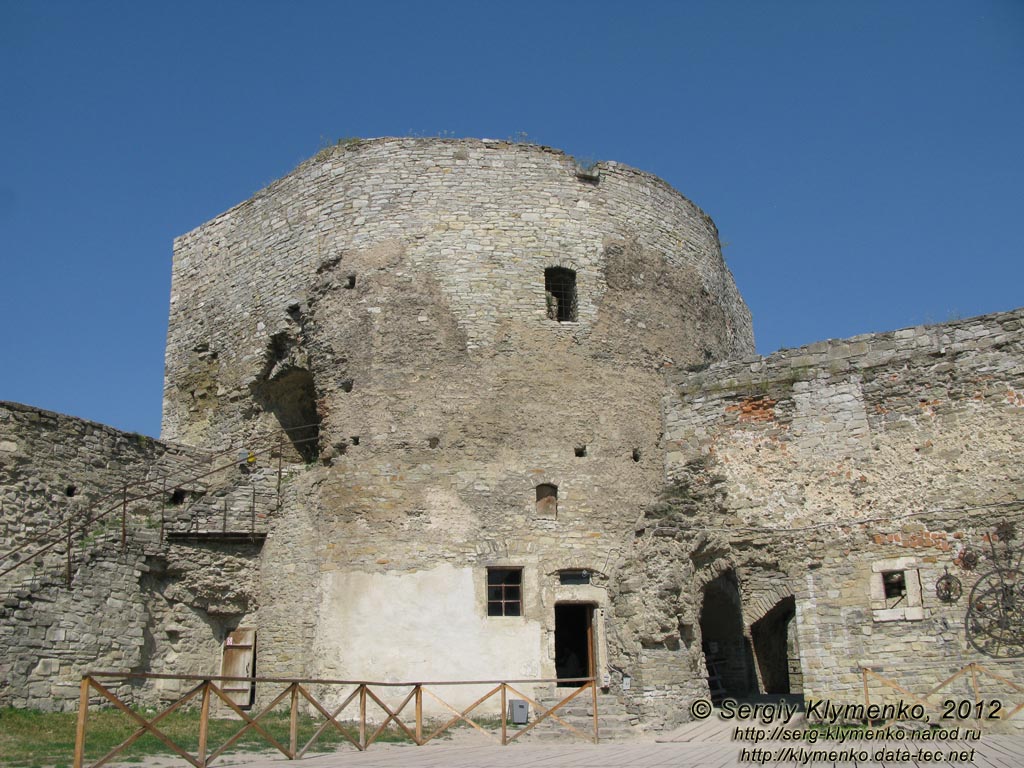 Каменец-Подольский. Фото. Старый Замок. Дневная башня. Вид из внутреннего двора Старого Замка.