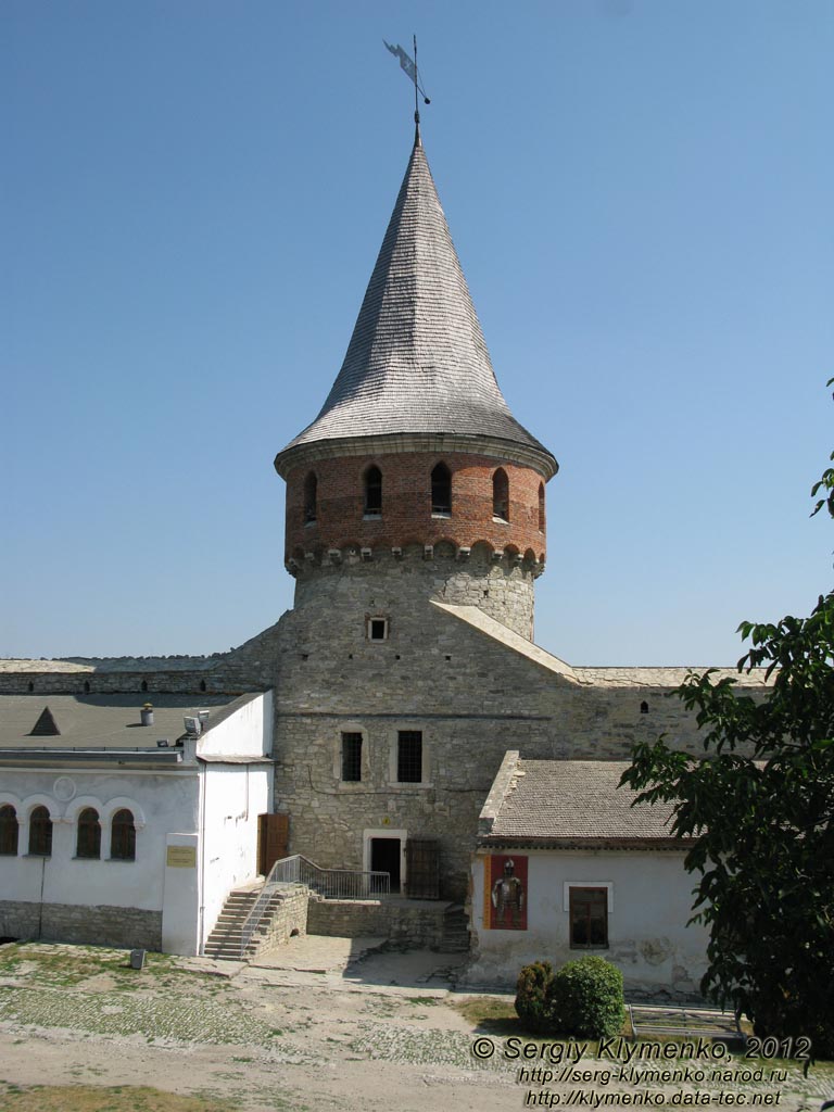 Каменец-Подольский. Фото. Старый Замок. Башня Лянцкоронская. Вид с галереи вдоль южной стены Старого Замка.