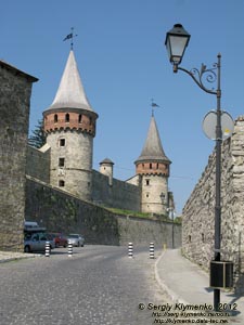 Каменец-Подольский. Фото. Старый Замок. На первом плане слева - Новая восточная башня. Дальше - башни Лянцкоронска, Комендантская (маленькая) и Рожанка.