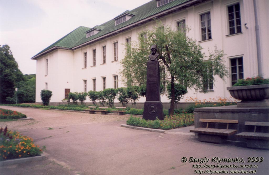 Тарасова Гора. Попередній пам'ятник Тарасу Шевченко на фоні музею Шевченка.