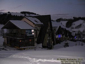 Закарпатская область, горнолыжный курорт Изки. Фото. Ресторан «Магур» и двухэтажный гостиничный комплекс вечером.