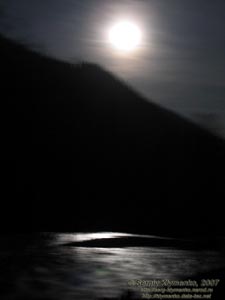 Фото Карпат, селение Топильче, Черный Черемош ночью.