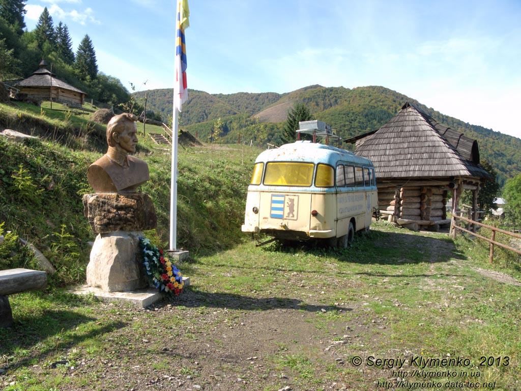 Закарпатская область, Колочава. Фото. Музей-скансен «Старое село». Памятник Роману Шухевичу рядом с экспозицией «Карпатская Украина». Скульптор Пётр Штаер.