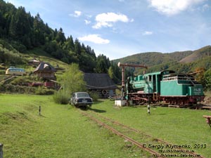 Закарпатская область, Колочава. Фото. Музей «Колочавская узкоколейка». Автодрезина на базе ГАЗ-21 и действующий паровоз ГР-6 №286.