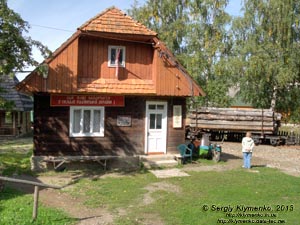 Закарпатская область, Колочава. Фото. Музей-скансен «Старое село».
Какое-то общественное строение «в честь 50-летия Великого Октября», скорее всего - дом-читальня.