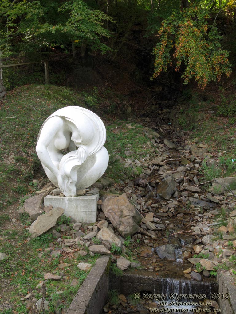 Закарпатская область, Колочава. Фото. Скульптура «Влюблённая». Скульптор Пётр Штаер.