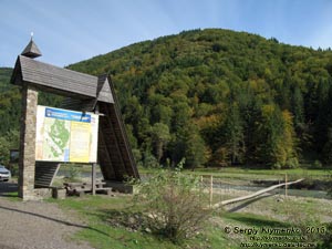 Закарпатская область, Колочава. Фото. Информационный щит и подвесной мостик через речку Теребля.