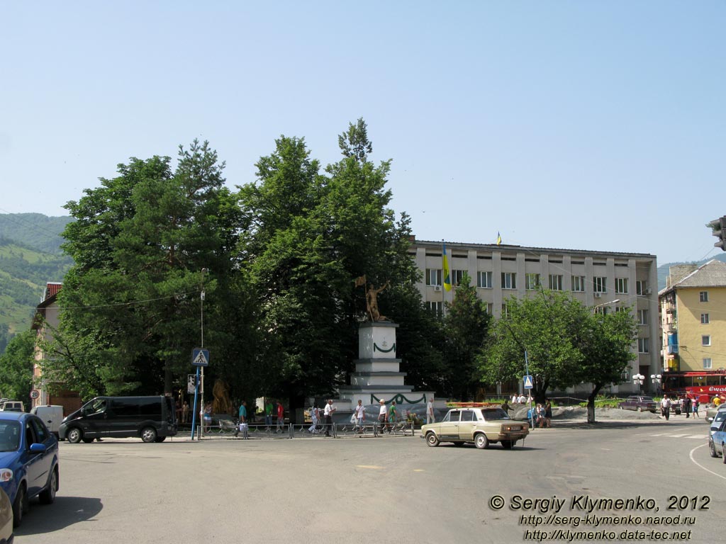 Карпаты. Закарпатская область, Рахов. Фото. Центральная площадь, на втором плане - горсовет.