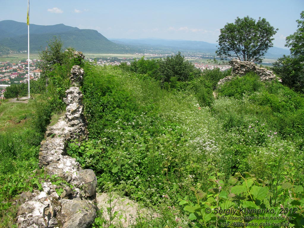 Закарпатская область. Хуст. Фото. Руины Хустского замка.