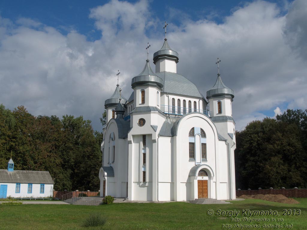 Ровенщина. Клевань. Фото. Новый Свято-Петропавловский храм (2006 год, принадлежит УПЦ КП).