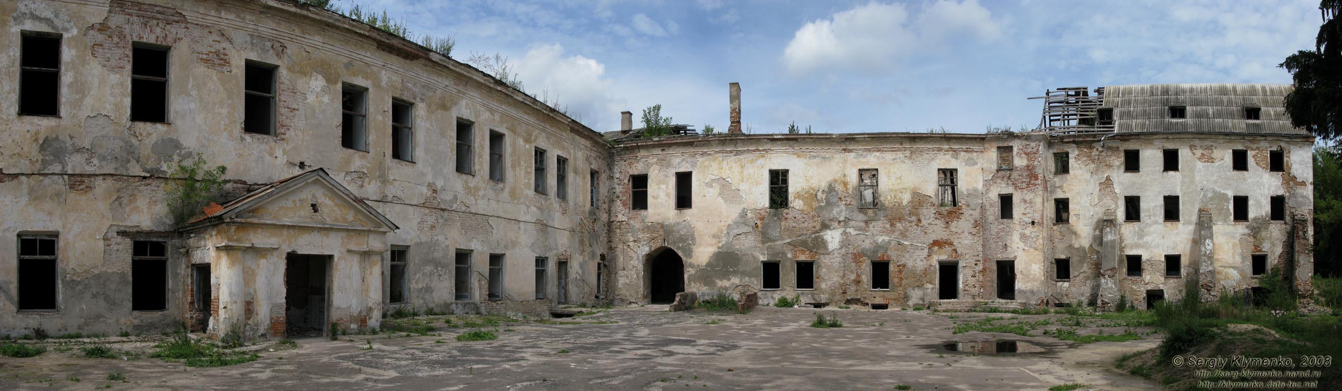 Ровенщина. Клевань. Фото. Замок Чарторыйских (1475 год), внутренний двор. Панорама (~90°).