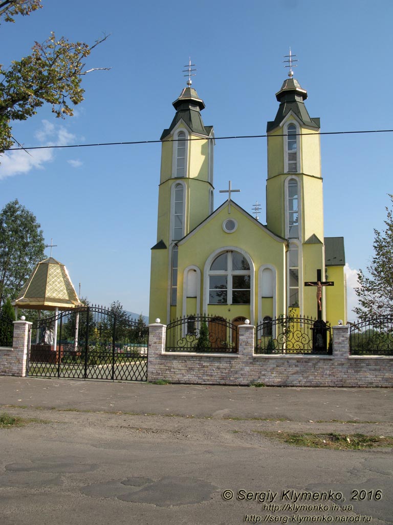 Закарпатская область, посёлок Королёво. Фото. Нововыстроенный греко-католический храм (48°09'19"N, 23°08'08"E).