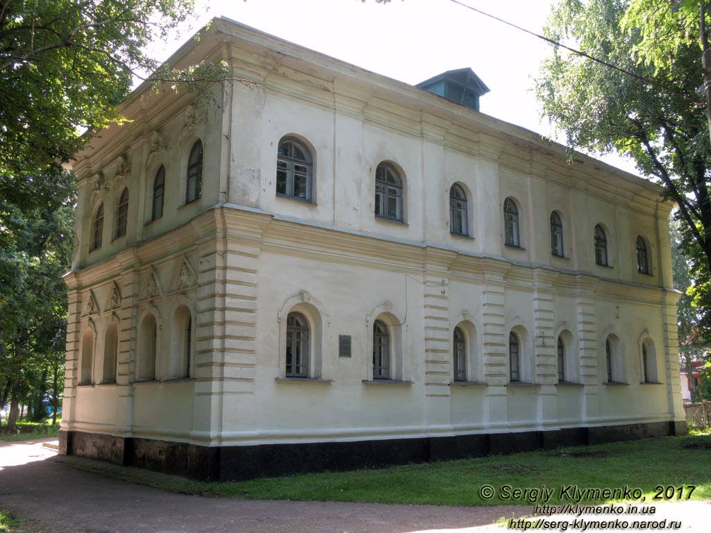 Черниговская область. Фото. Козелец. Здание полковой канцелярии (50°54'36"N, 31°06'38"E). Памятник архитектуры 1756-1760 годов.