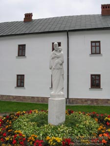 Львовщина. Крехов. Фото. Василианский монастырь, скульптура перед зданием келийного корпуса.