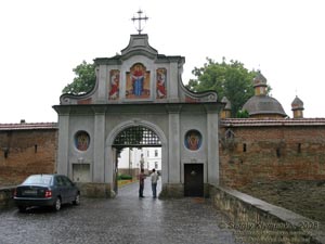 Львовщина. Крехов. Фото. Въездные ворота василианского монастыря (1776 год), вид снаружи.