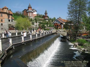 Киевская область, село Буки. Фото. Ландшафтный парк «Буки». Мост над дамбой частично залит водой.