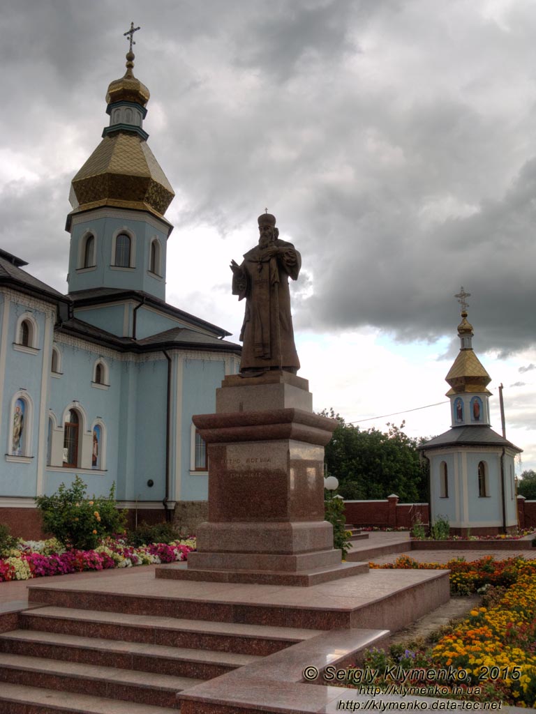 Киевская область, село Ковалёвка. Фото. Памятник Петру Могиле (1596-1647) возле церкви Рождества Пресвятой Богородицы.