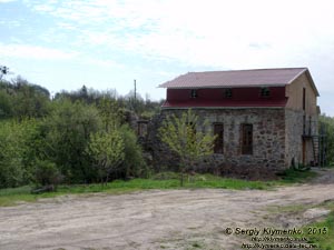Черкасская область. Посёлок Буки. Фото. Одно из сооружений старой водяной мельницы на речке Горный Тикич.