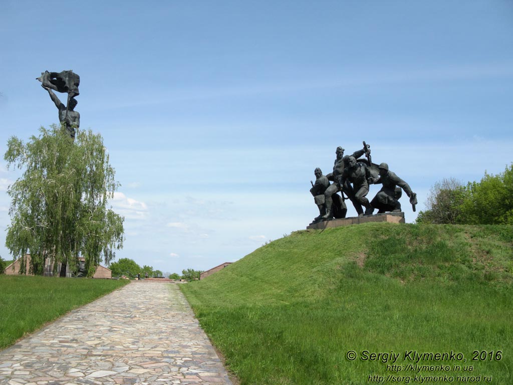 Киевская область. Село Балыко-Щучинка. Фото. На холме над Днепром. Скульптурная композиция «Атака» со стороны главного входа в мемориальный комплекс «Букринский плацдарм».