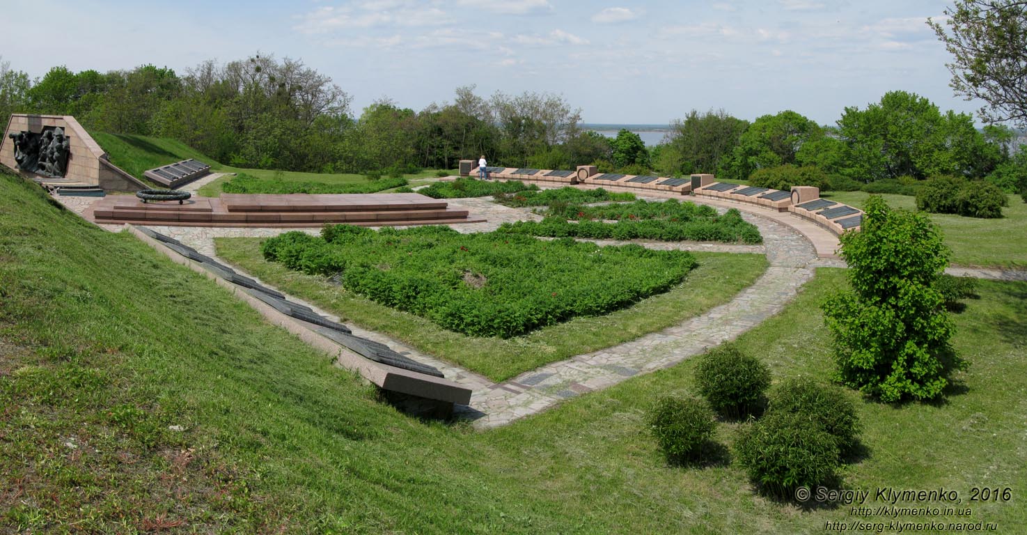 Киевская область. Село Балыко-Щучинка. Фото. На холме над Днепром. Братские могилы советских воинов, в которых похоронены более 3 тисяч человек, - составная часть ансамбля мемориального комплекса «Букринский плацдарм».