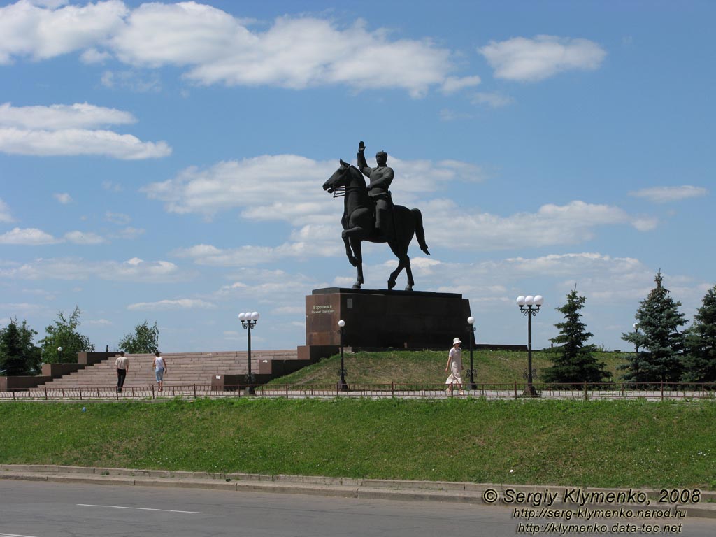 Фото Луганска. Памятник Клименту Ефремовичу Ворошилову.