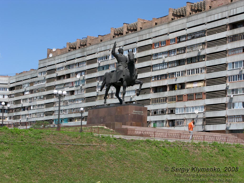 Фото Луганска. Памятник Клименту Ефремовичу Ворошилову.