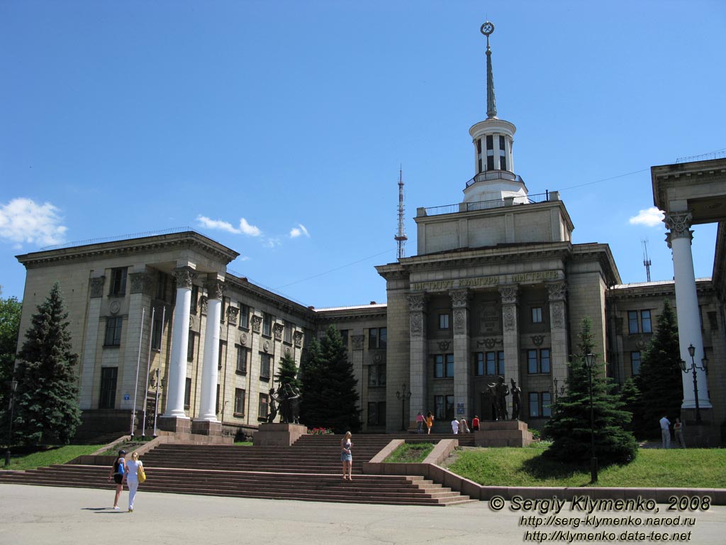 Фото Луганска. Дом техники (вид со стороны Красной площади).