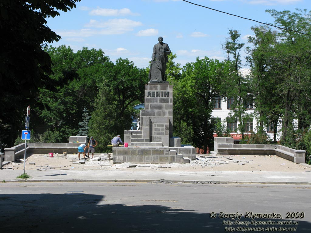 Фото Луганска. Памятник В. И. Ленину на площади Революции (вид с ул. Ленина).