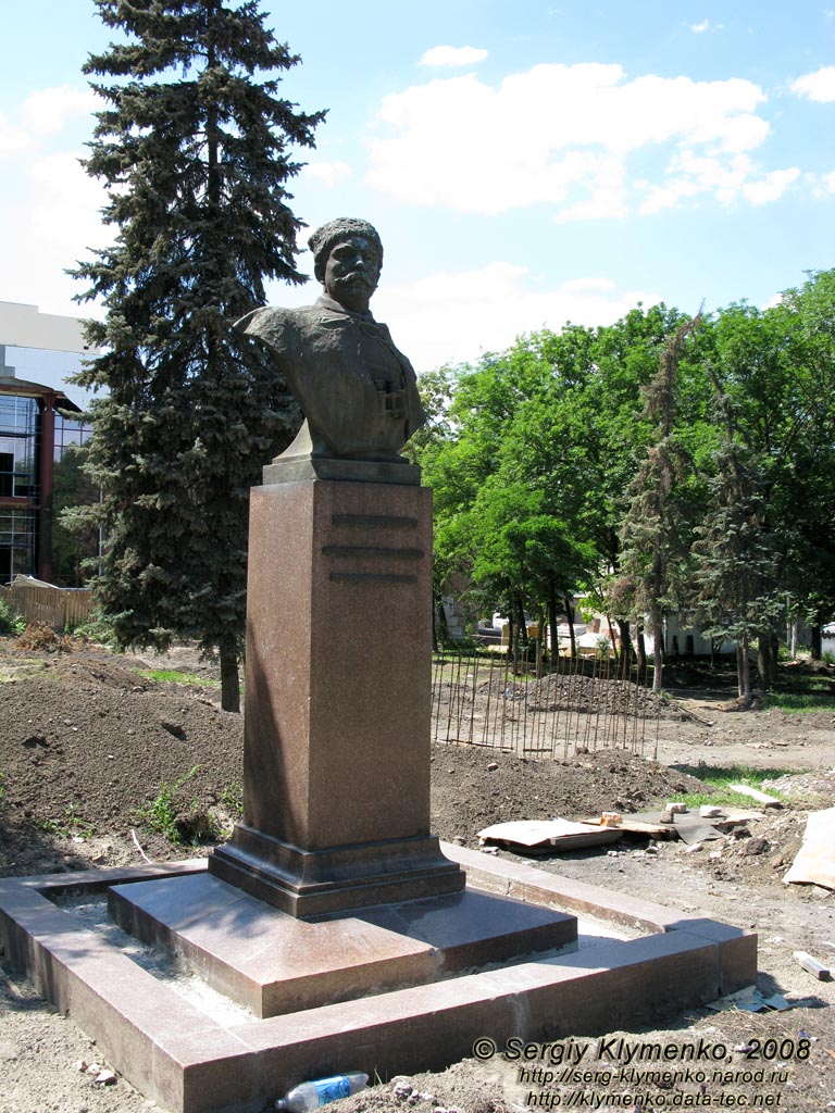 Фото Луганска. Памятник Пархоменко Александру Яковлевичу.