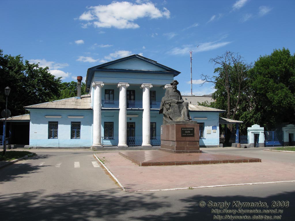 Фото Луганска. Памятник Владимиру Далю на улице Даля.