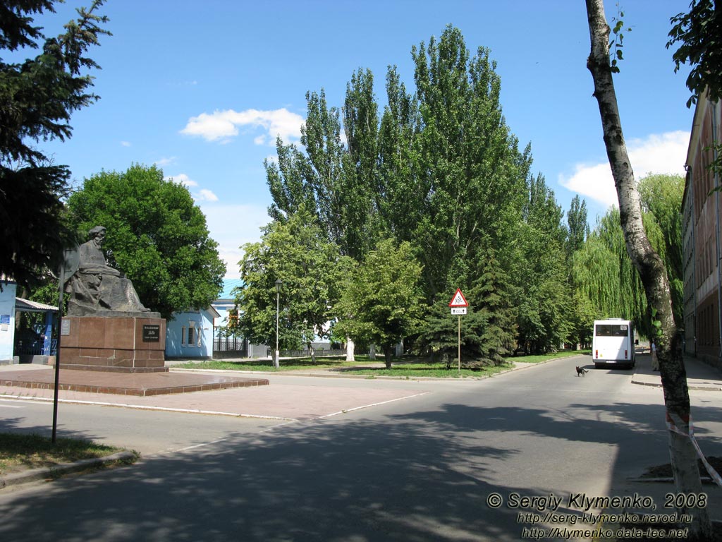 Фото Луганска. Памятник Владимиру Далю на улице Даля.