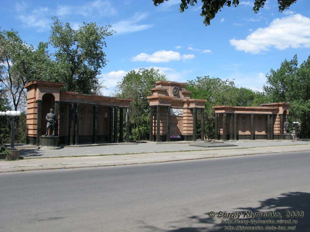 Фото Луганска. Мемориал «Борцам революции» (1936 год).