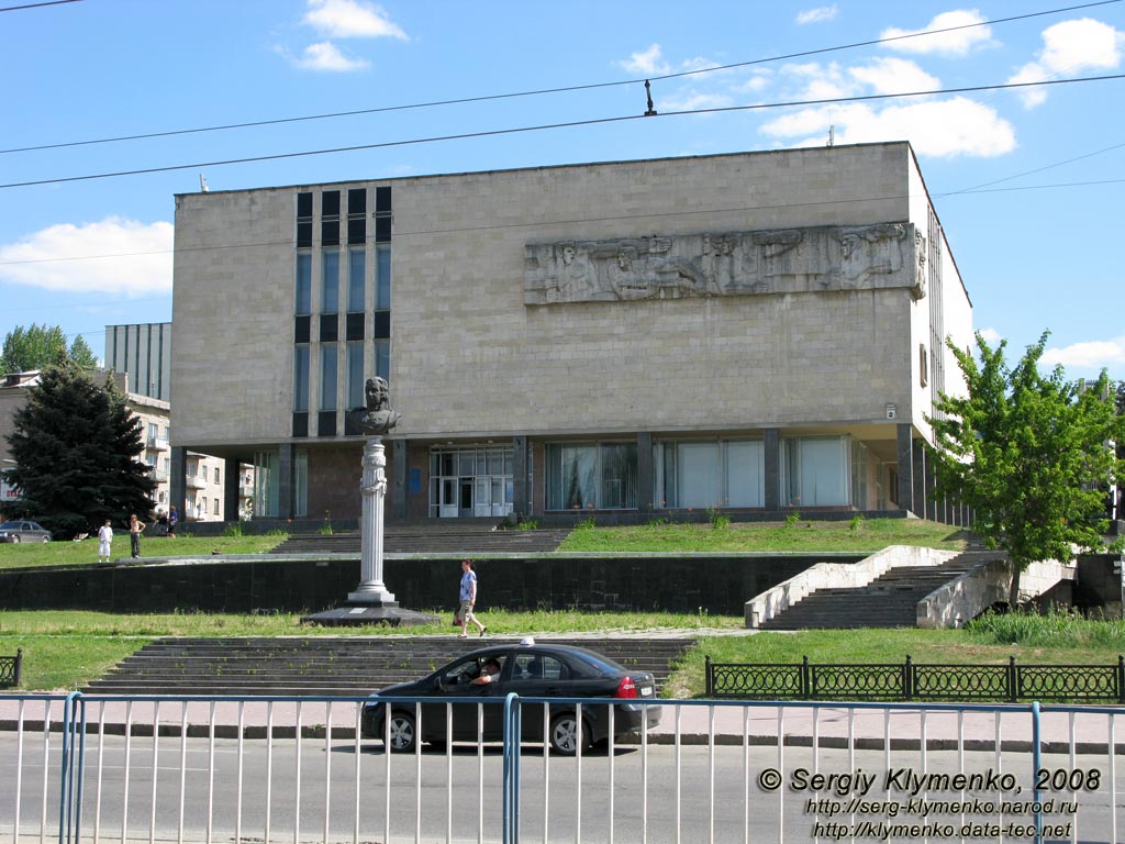 Фото Луганска. Памятник Карлу Гаскойну перед зданием Областного краеведческого музея.