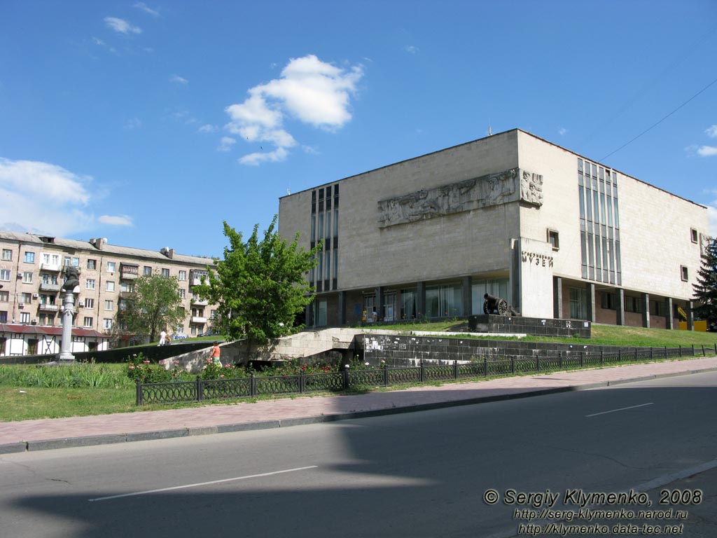 Фото Луганска. Памятник Карлу Гаскойну и старинная пушка перед зданием Областного краеведческого музея.