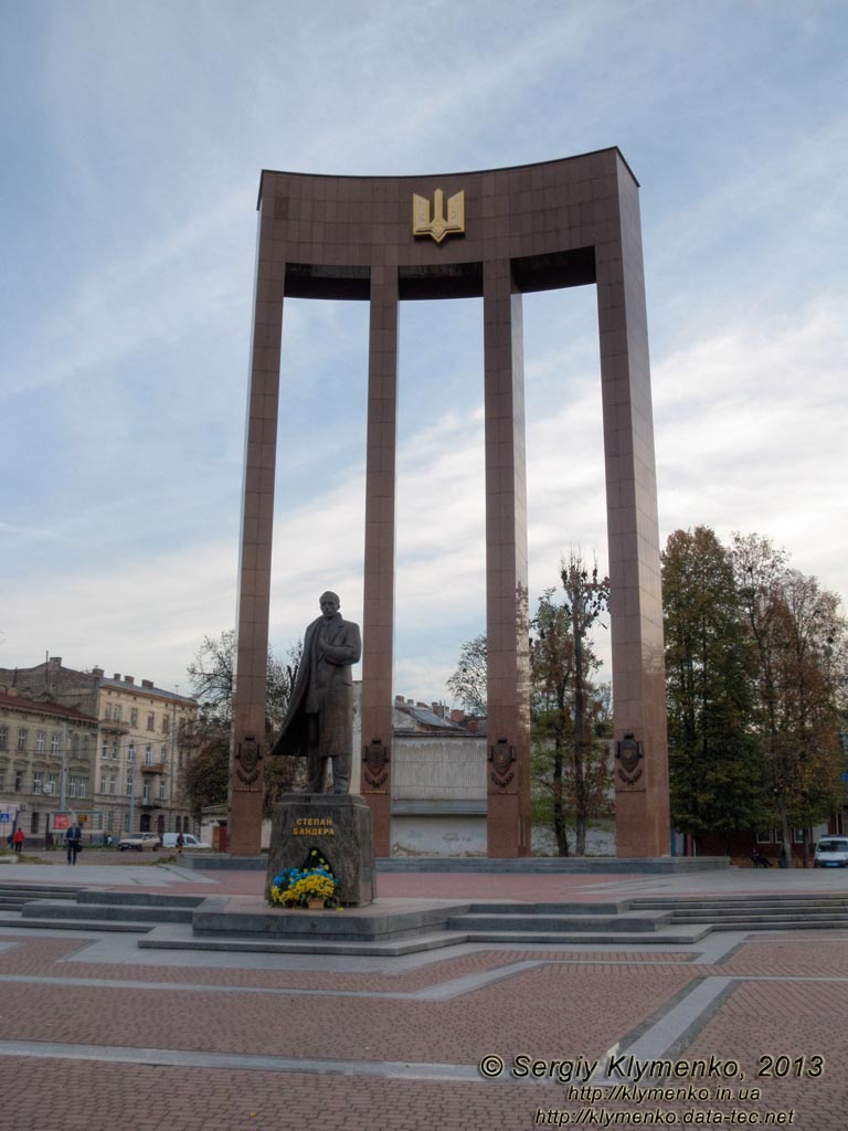 Львов. Фото. Памятник Степану Бандере близ собора Святых Елизаветы и Ольги.