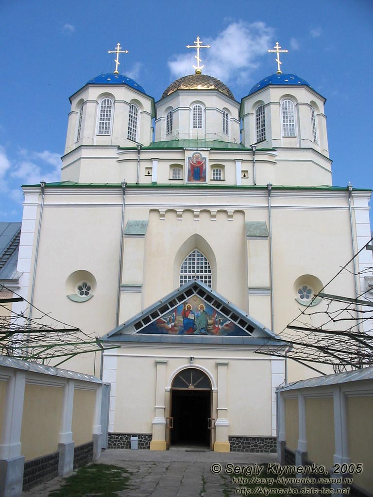 Ровенщина, село Межирич. Фото. Свято-Троицкий храм, памятник архитектуры XV в. Вид от въездной башни-колокольни.