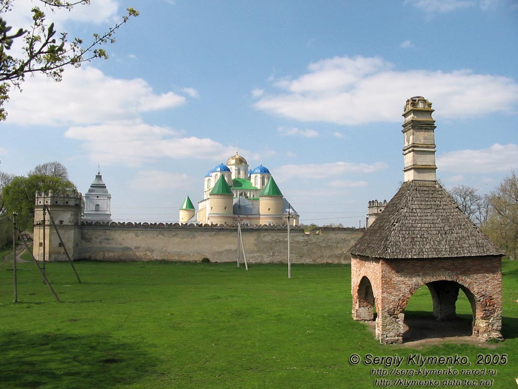 Ровенщина, село Межирич. Фото. Межирецкая печь на фоне Свято-Троицкого монастыря-крепости.