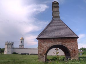 Ровенщина, село Межирич. Фото. Межирецкая печь на фоне Свято-Троицкого монастыря-крепости.