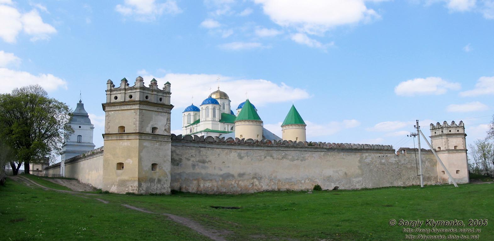 Ровенщина, село Межирич. Фото. Свято-Троицкий собор, памятник архитектуры XV в. Панорама монастыря.