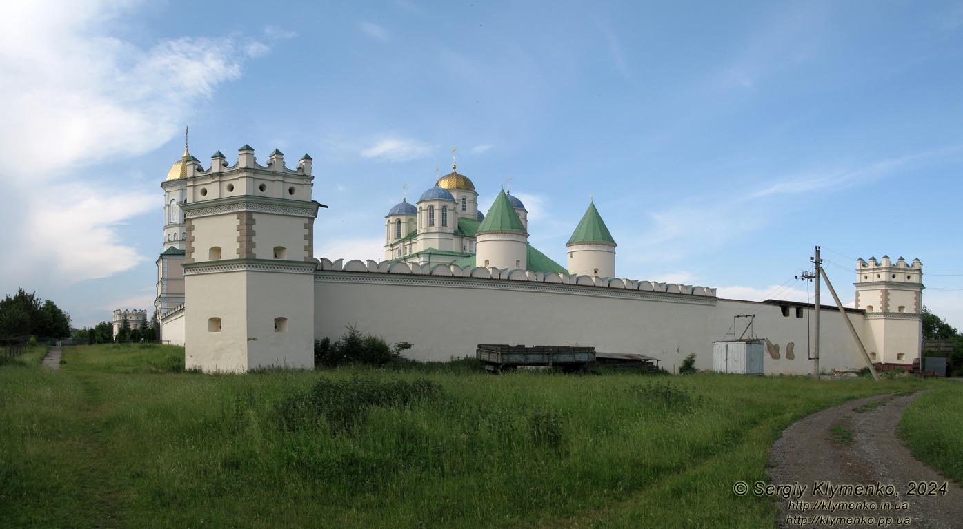 Ровенщина, село Межирич. Фото. Свято-Троицкий собор, памятник архитектуры XV в. Панорама монастыря.