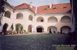 Закарпатская область. Мукачево. Фото. Замок «Паланок» (Palanok). Двор Верхнего замка.
