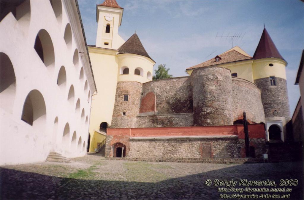 Закарпатская область. Мукачево. Фото. Замок «Паланок» (Palanok). Верхний замок, вид со стороны входных ворот Среднего замка.