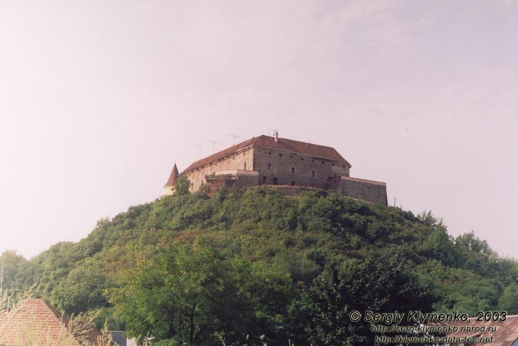 Мукачево. Фото. Мукачевский замок «Паланок» (Palanok) на вулканической горе.