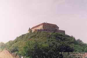 Закарпатская область. Мукачево. Фото. Мукачевский замок «Паланок» (Palanok) на вулканической горе.