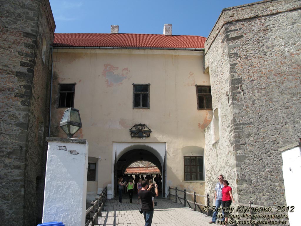 Закарпатская область. Мукачево. Фото. Замок «Паланок» (Palanok). Вид на ворота Среднего замка со двора Нижнего замка.