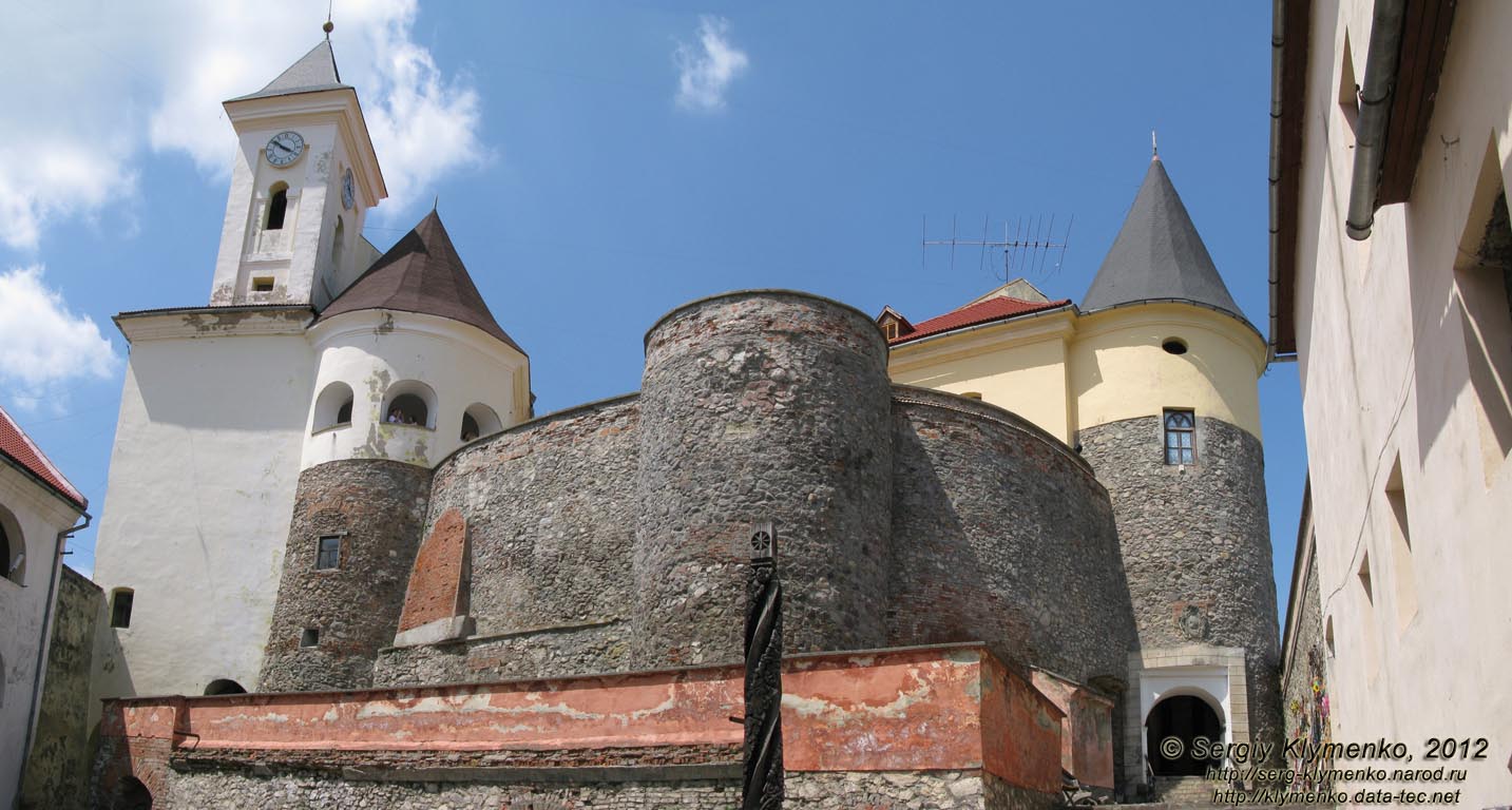 Закарпатская область. Мукачево. Фото. Замок «Паланок» (Palanok). Верхний замок, вид со двора Среднего замка.